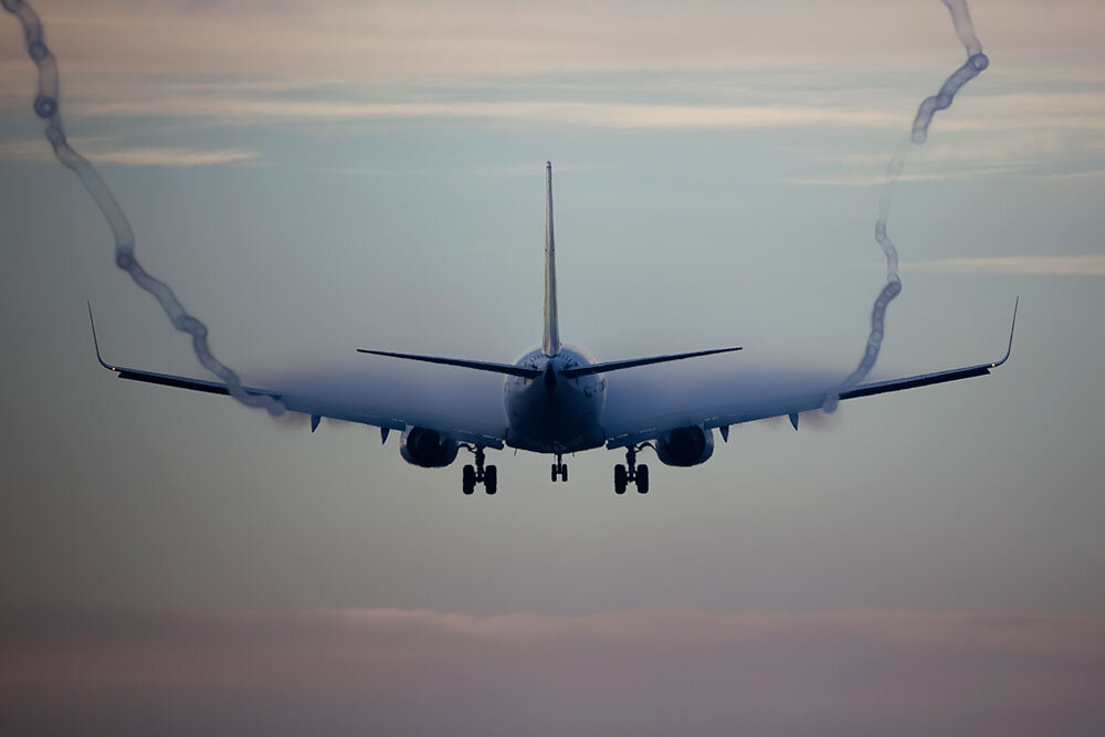 چرا نور کابین هواپیما موقع فرود و برخاستن کم میشود؟ چرا نور کابین هواپیما موقع فرود و برخاستن کم میشود؟