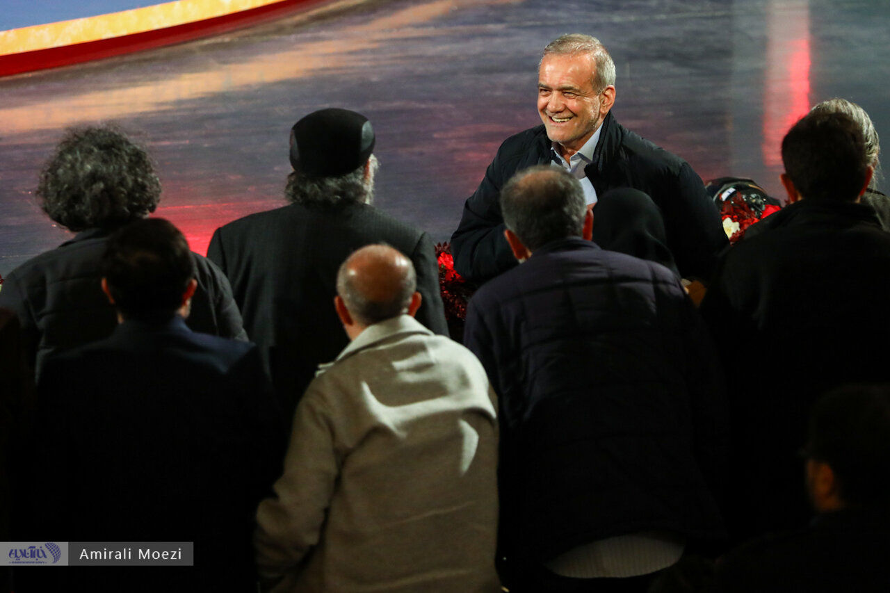 تصاویر | قابهایی ماندگار اهدای جوایز برندگان جشنواره فجر توسط پزشکیان تصاویر | قابهایی ماندگار اهدای جوایز برندگان جشنواره فجر توسط پزشکیان