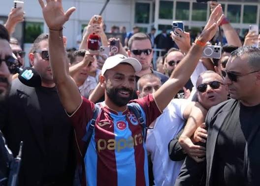 ببینید | استقبال از محمد صلاح در بدو ورود به استانبول ببینید | استقبال از محمد صلاح در بدو ورود به استانبول